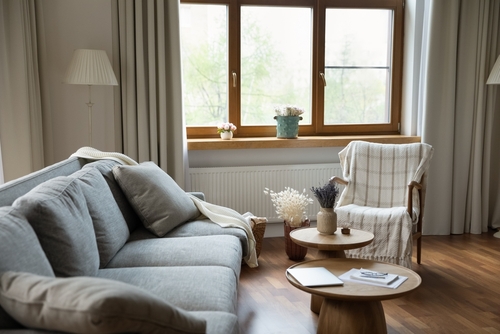 Sillon y silla en un apartamento que no muestra personas