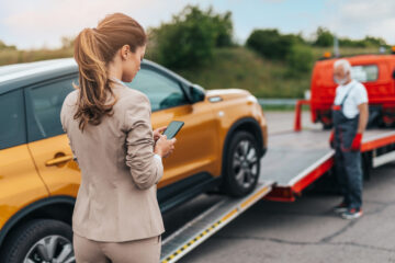 Conductora recibiendo asistencia en carretera con grua