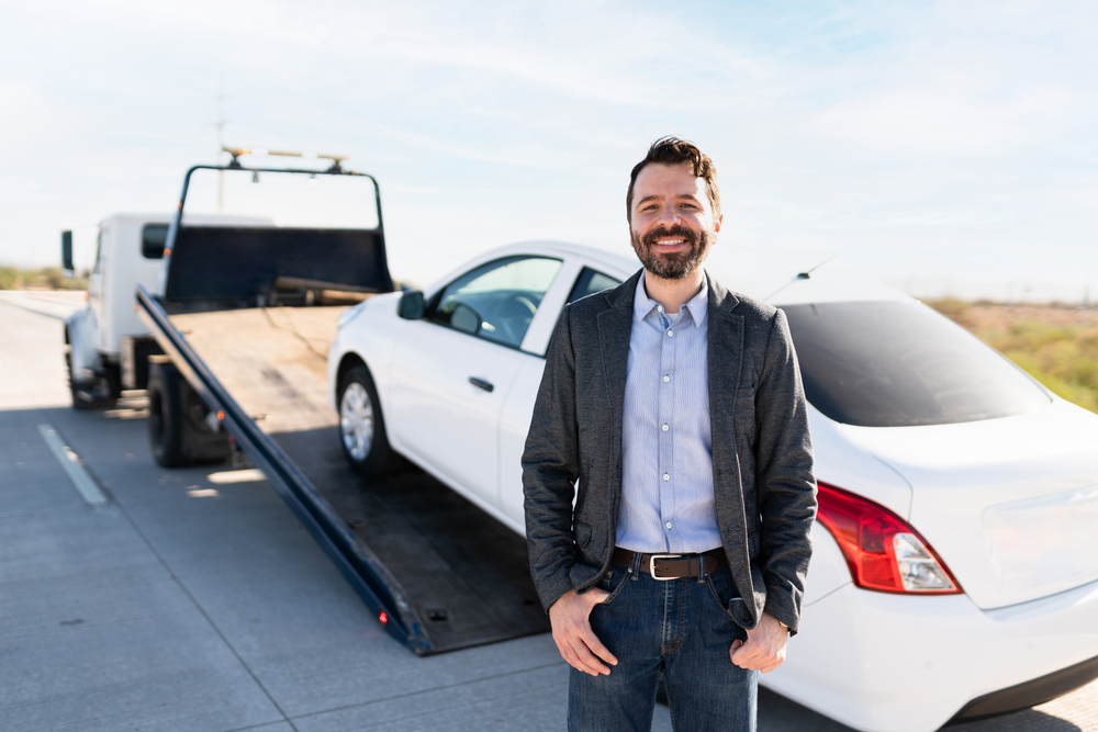 Hombre adulto contento por recibir asistencia en carretera