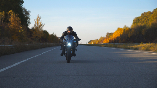 Hombre conduciendo una motocicleta tipo deportiva en la carretera