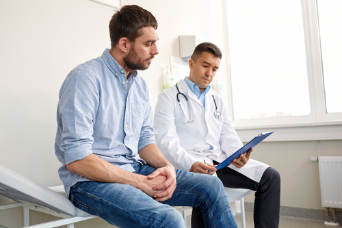 Medico hispano atendiendo a paciente en su consultorio