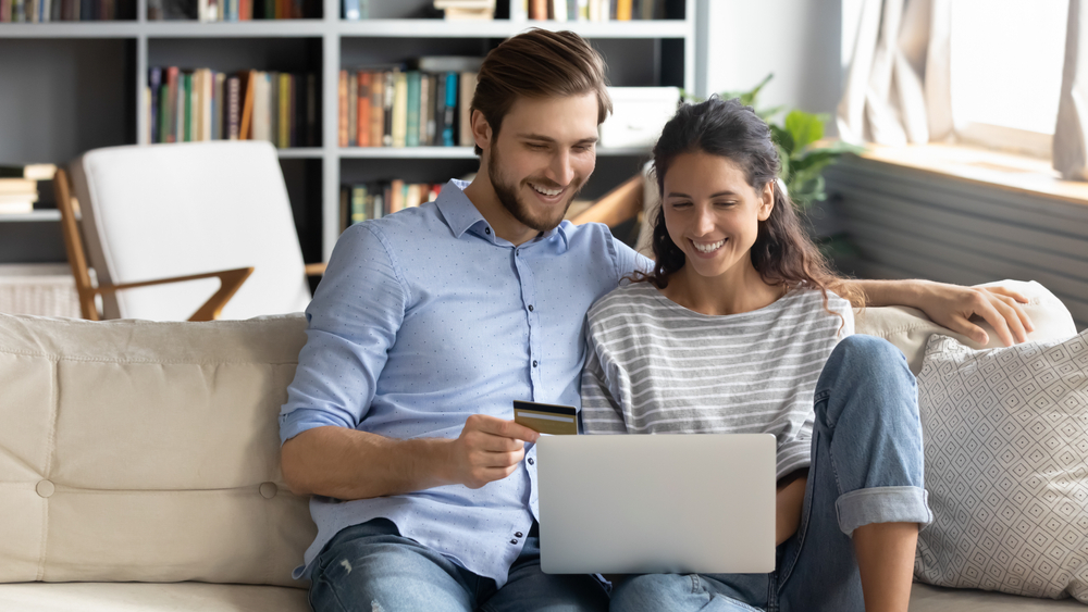 Pareja joven pagando online su prima de seguros