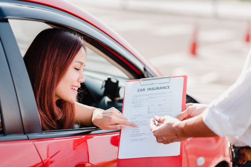 Mujer leyendo acerca de una prima de seguro de auto