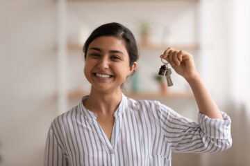 Mujer latina sonriendo por su póliza de seguro de inquilinos
