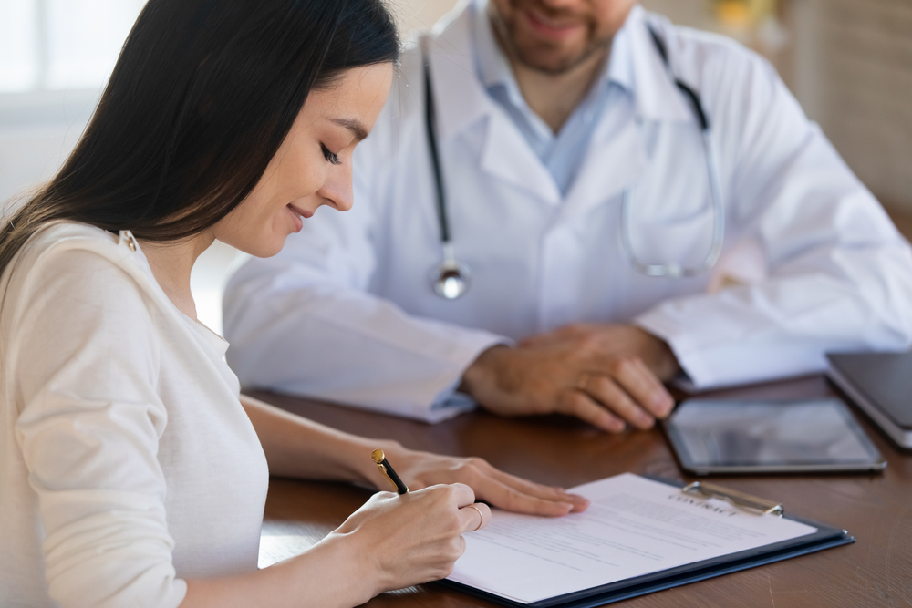 Mujer revisando su póliza de seguro médico