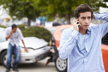 Joven llamando para saber cómo reportar un accidente de carro