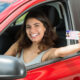 Mujer sonriendo por tener uno de los tipos de licencia de conducir