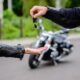 Hombre entregando llaves tras contrato de compraventa de motocicleta